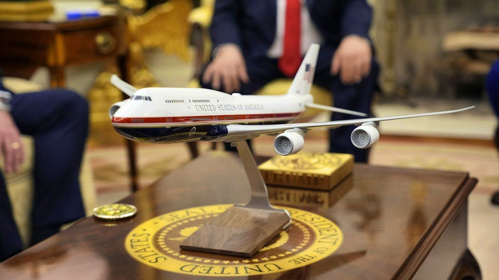 US President Donald Trump has long wanted the presidential fleet to be painted in red, blue and gold - a model of Air Force One in its color scheme can be seen above. (archive image)