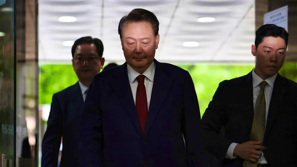 ARCHIVE - Former South Korean President Yoon Suk Yeol (M) arrives at court to attend a hearing to review his arrest warrant, which was requested by special prosecutors. Yoon now faces the death penalty for possible sedition. (Archive photo) Photo: Kim Hong-Ji/Pool Reuters/AP/dpa