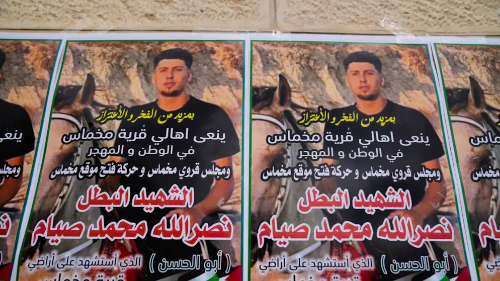 Un poster con l'immagine di Nasrallah Muhammad Jamal Abu Siyam, il 19enne con la doppia cittadinanza palestinese e americana ucciso vicino a Ramallah i un attacco dei coloni.