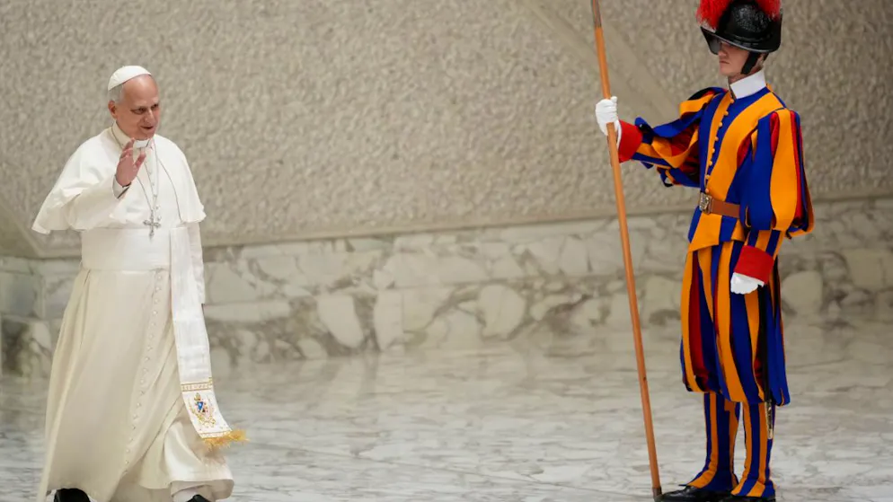 ARCHIV - Papst Leo XIV. kommt zu seiner wöchentlichen Generalaudienz im Vatikan. Foto: Andrew Medichini/AP/dpa