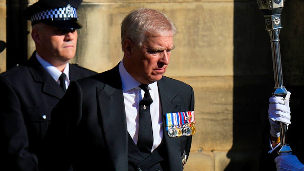 So titeln britische Medien. Von «Schlimmster Albtraum» bis «Festnahme hat die Monarchie gerettet»