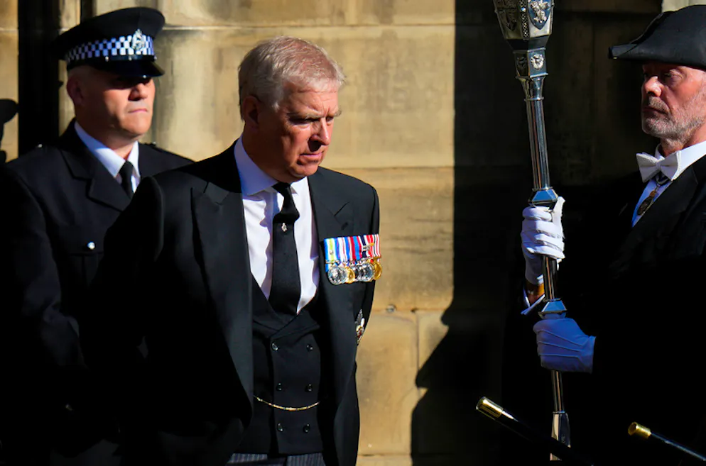 Prinz Andrew verlässt am. 13. September 2022 die St. Giles Kathedrale nach der Ankunft des Sarges mit den sterblichen Überresten seiner Mutter Queen Elizabeth in Edinburgh, Schottland. (Archivbild)