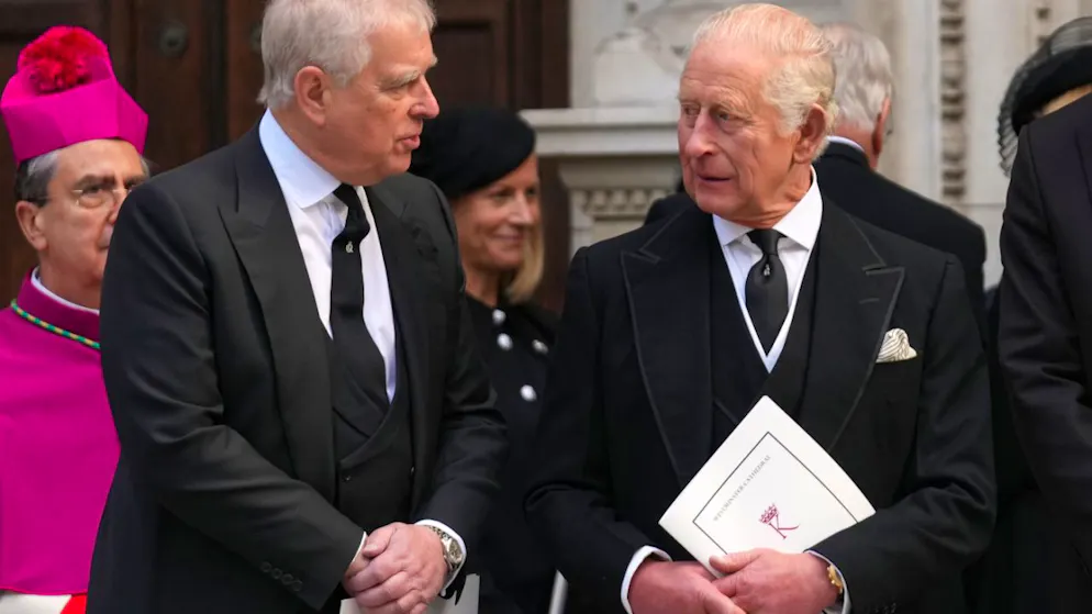 ARCHIV - Der damalige britische Prinz Andrew (l) und der britische König Charles III. verlassen nach dem Requiem-Gottesdienst für die Herzogin von Kent die Westminster Cathedral in London. Foto: Joanna Chan/AP/dpa