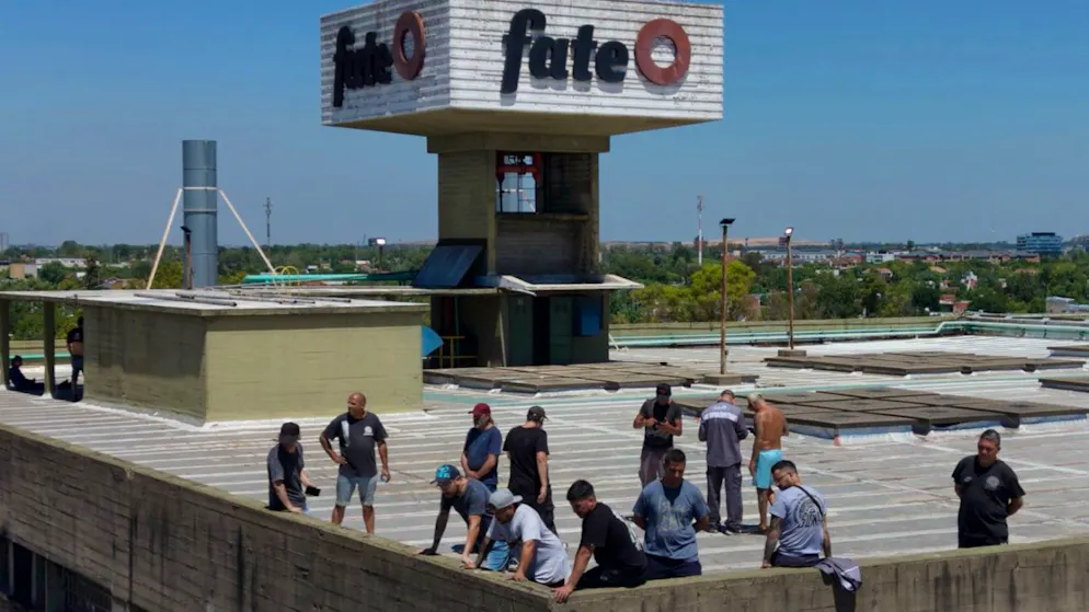 Arbeiter protestieren auf dem Dach, nachdem der argentinische Reifenhersteller Fate die Schließung seines Werks in Buenos Aires angekündigt hat. Foto: Rodrigo Abd/AP/dpa