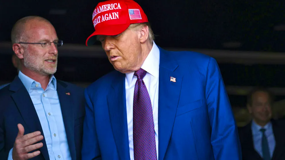 Il capo della FCC Brendan Carr (a sinistra) e Donald Trump. (foto d'archivio)