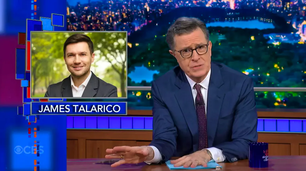 A Stephen Colbert non solo non è permesso di far apparire Jaems Talarico, ma non gli è nemmeno permesso di mostrare la sua foto. La persona a sinistra non è il politico democratico, ma solo una persona in una foto di repertorio che assomiglia al texano.