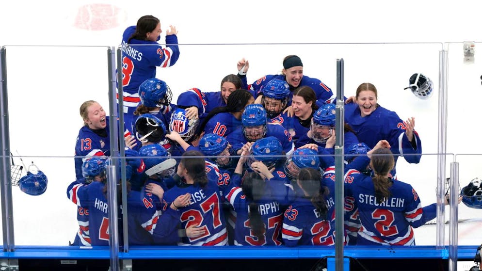 Die Amerikanerinnen freuen sich nach dem Finalsieg in der Verlängerung gegen Kanada.