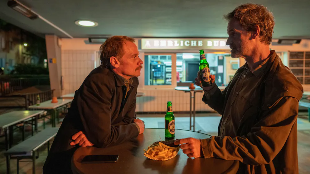So komplex war Stefanie Reinspergers Abschied vom Dortmunder «Tatort». Daniel Kossik (Stefan Konarske, links) und Peter Faber (Jörg Hartmann) haben sich zum Sprechen verabredet.