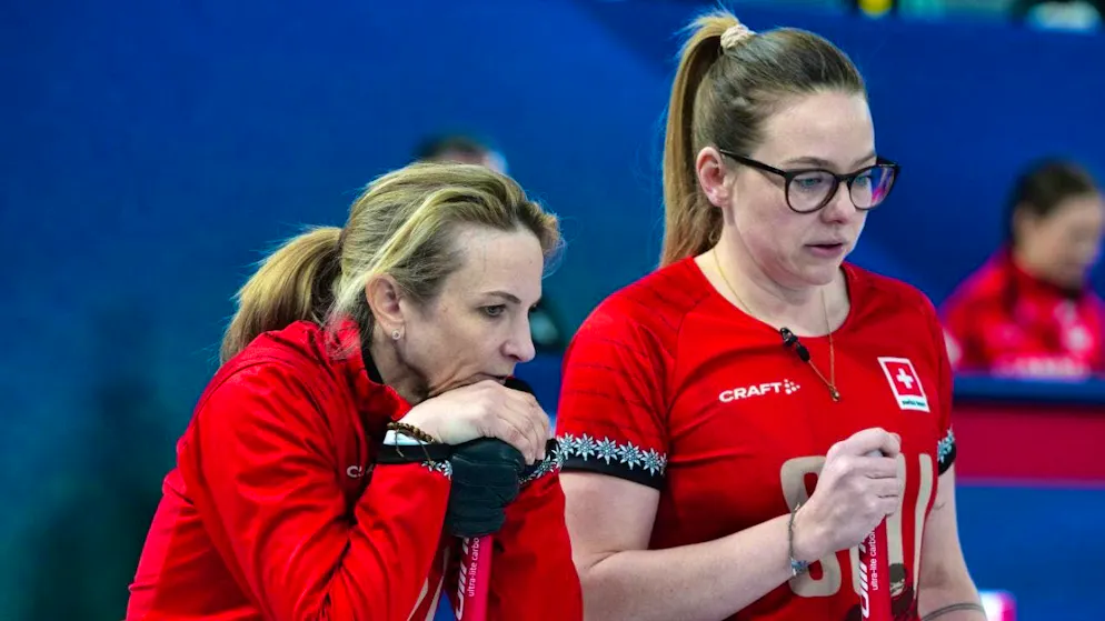 Skip Silvana Tirinzoni (left) and Alina Pätz analyze