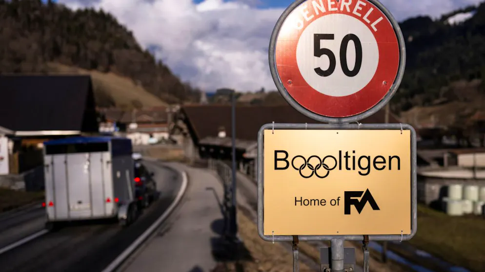 Le champion olympique Franjo von Allmen reçu chez lui à Boltigen - Gallery. Les anneaux olympiques accueillent le voyageur au pays de "FvA".