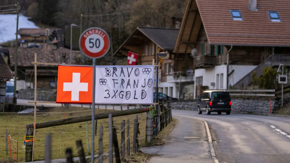 Le champion olympique Franjo von Allmen reçu chez lui à Boltigen - Gallery. Des banderoles et des messages en l'honneur de l'enfant du pays sont visibles partout à Boltigen.