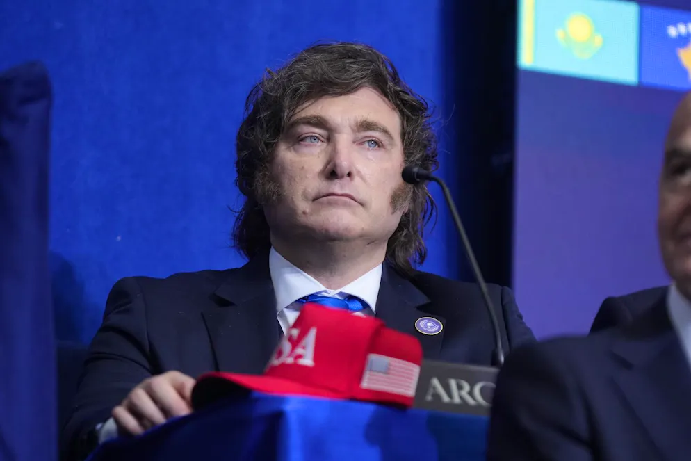 Projet-clé de la seconde moitié du mandat de M. Milei, la réforme facilite les licenciements, réduit le barème d'indemnités, rend possible l'extension de la journée de travail, étend les services dits «essentiels» en cas de grève et autorise le fractionnement des congés.