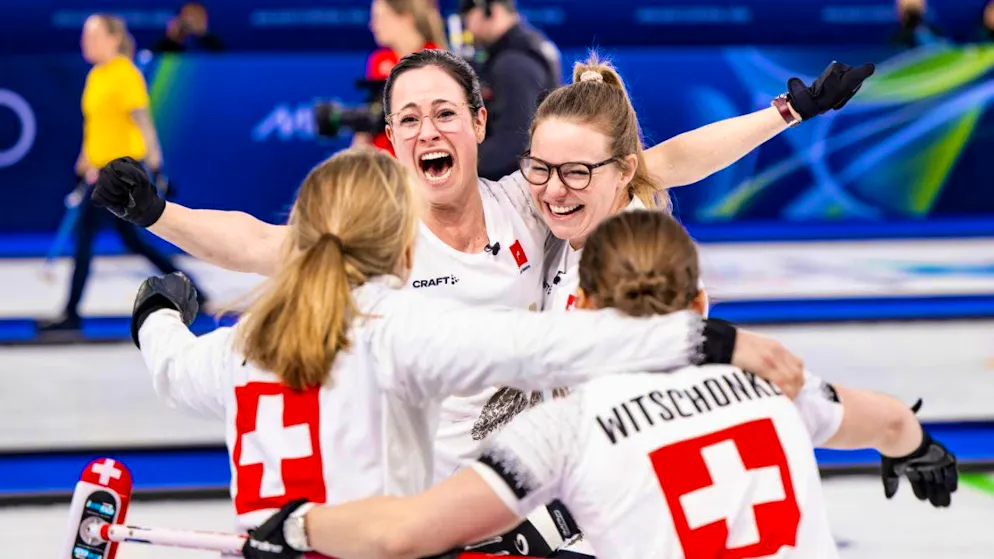 Boundless jubilation among the Swiss curlers after their semi-final victory over the USA.