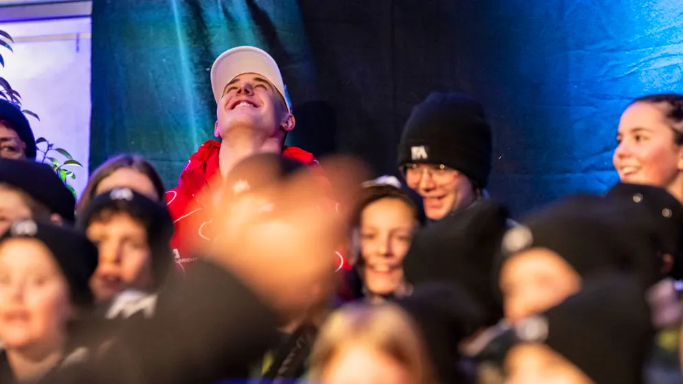 Le champion olympique Franjo von Allmen reçu chez lui à Boltigen - Gallery. Les enfants du village ont interprété un chant en l'honneur de Franjo von Allmen, un geste qu'il semble apprécier.