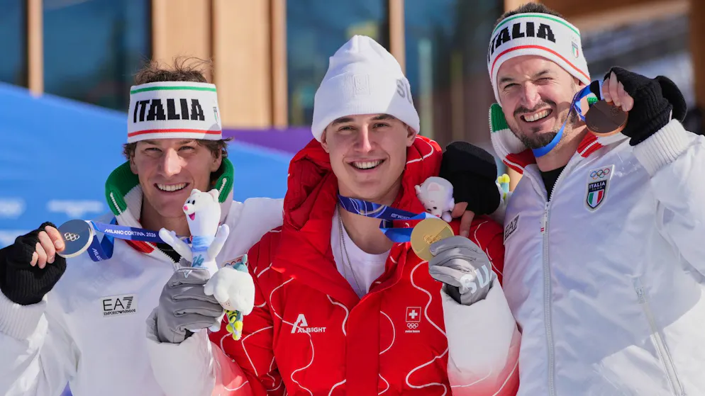 Alle Schweizer Olympia-Medaillen. Franjo von Allmen verweist die Italiener Giovanni Franzoni und Domink Paris auf die Ehrenplätze und sichert der Schweiz mit Olympia-Gold in der Abfahrt die erste Medaille.
