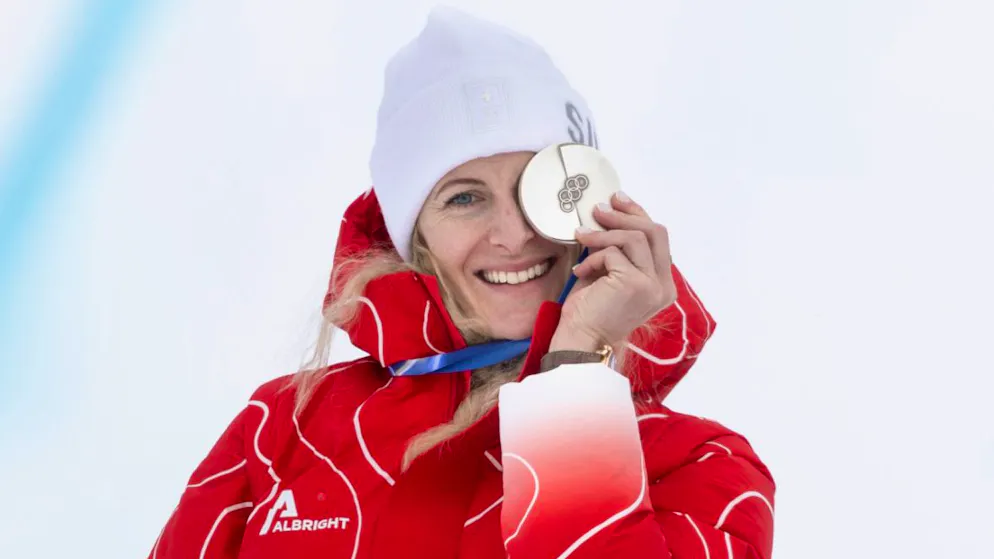 Alle Schweizer Olympia-Medaillen. Ski-Crosserin Fanny Smith muss sich nur der Deutschen Daniela Meier geschlagen geben und strahlt bei der Siegerehrung mit der Silbermedaille.