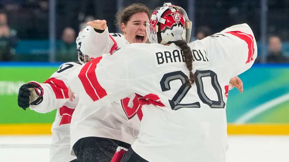 Alina Müller und Andrea Brändli jubeln nach dem Siegtreffer in der Overtime des Bronze-Spiels gegen Schweden.