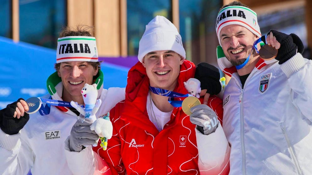 All Swiss Olympic medals. Franjo von Allmen relegates the Italians Giovanni Franzoni and Domink Paris to the places of honor and secures Switzerland's first medal with Olympic gold in the downhill.