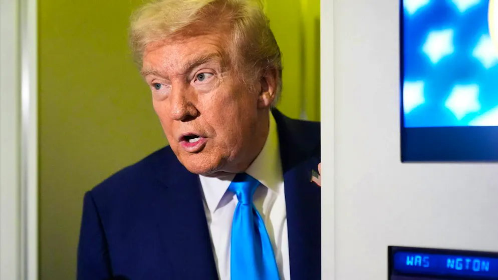 Sta dando l'ordine di attaccare di nuovo l'Iran? Donald Trump parla ai giornalisti a bordo dell'Air Force One (foto d'archivio).