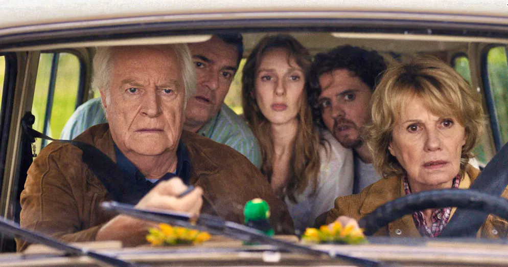 Chers parents. Les relations d'une bonne petite famille sont chamboulées par un événement inattendu.