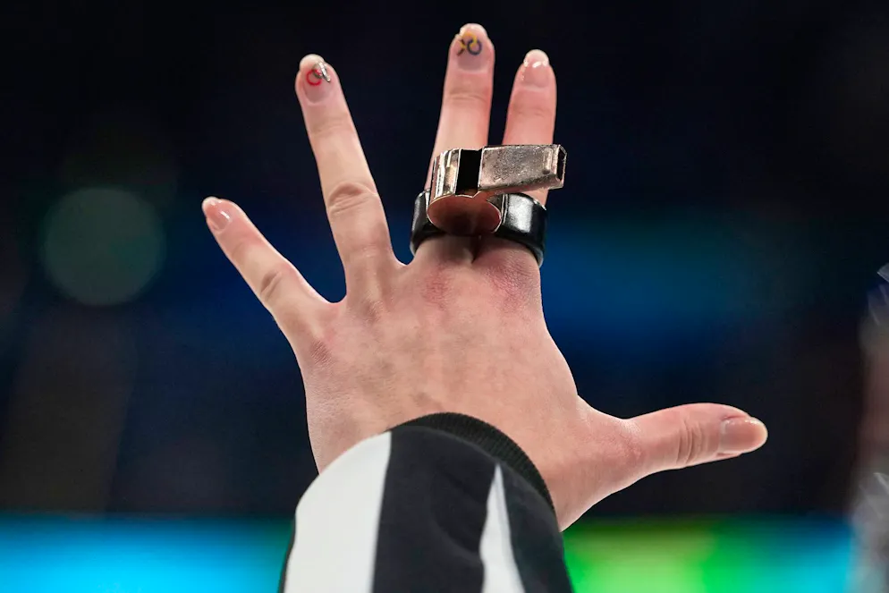 Die besten Bilder der Olympischen Spiele 2026 in Milano Cortina. Die Schiedsrichterin hatte in diesem Spiel alles im Griff.