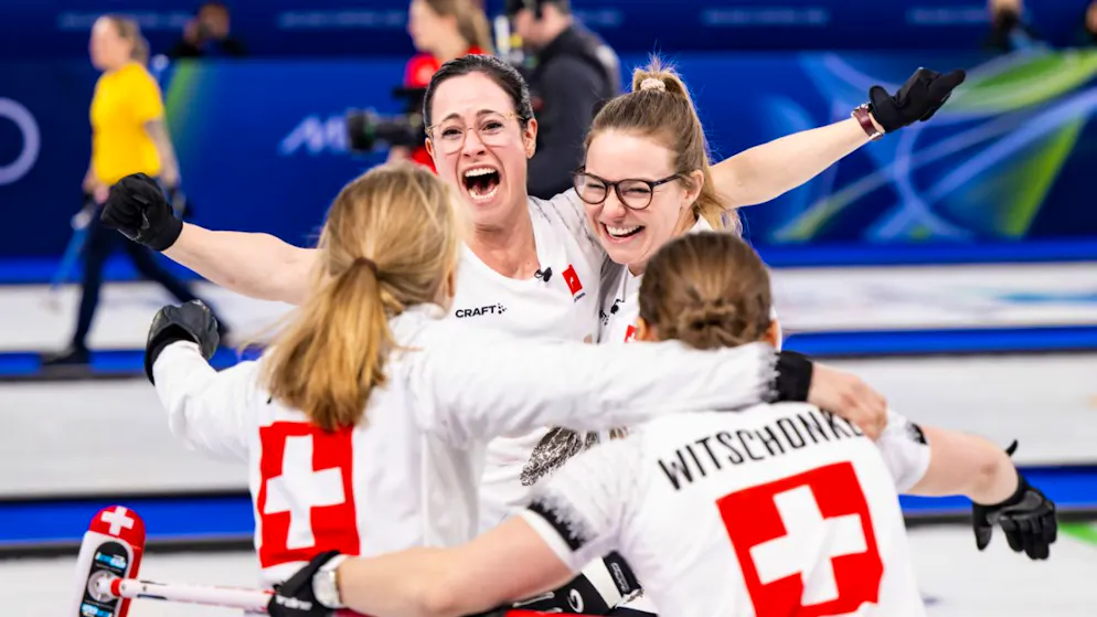 Grenzenloser Jubel bei den Schweizer Curlerinnen, nachdem der Halbfinalsieg gegen die USA feststand.