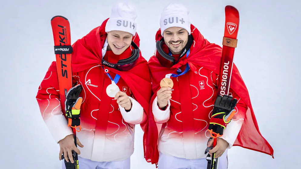 Alle Schweizer Olympia-Medaillen. Die Schweizer Ski-Stars sind nicht zu bremsen: Marco Odermatt holt im Riesenslalom Silber und steht erneut mit Loïc Meillard auf dem Podest, der zu Bronze fährt.