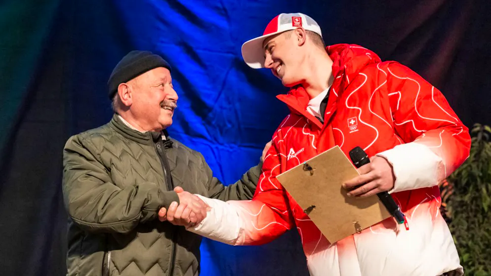 Le champion olympique Franjo von Allmen reçu chez lui à Boltigen - Gallery. Le président de Boltigen, Albert Wampfler, félicite le plus célèbre de ses administrés.
