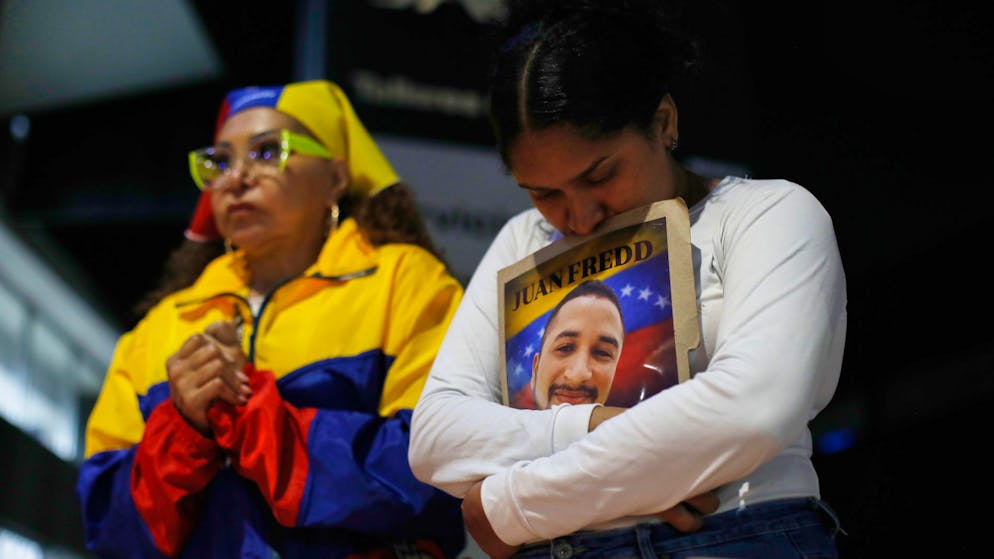 Angehörige von politischen Gefangenen warten am Donnerstag in Caracas vor der Zentrale des venezolanischen Geheimdienstes, wo sich auch dessen Untersuchungsgefängnis befindet.