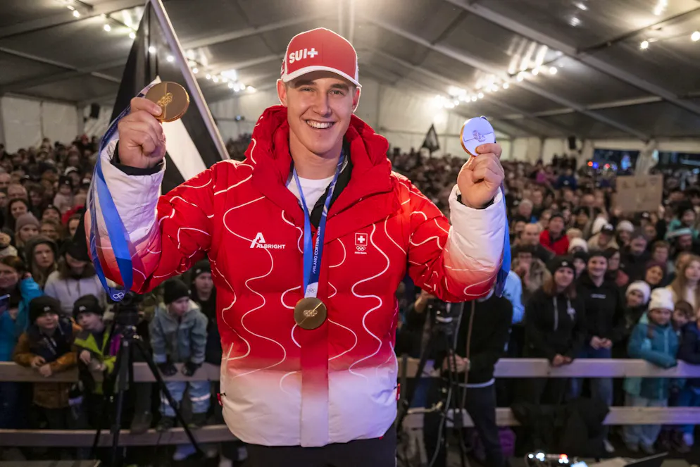 Franjo von Allmen, tre volte medaglia d'oro olimpica nello sci alpino a Milano Cortina, festeggia nella sua città natale a Boltigen.