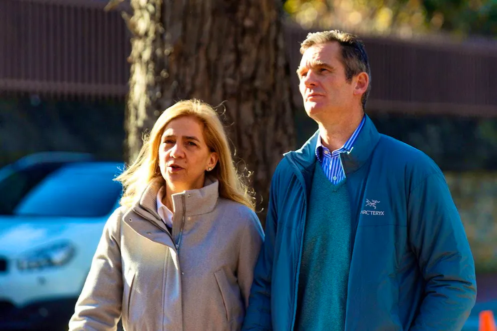 L'infante espagnole Cristina, sœur du roi Felipe VI, et son mari Iñaki Urdangarin lors d'une promenade en décembre 2019. Urdangarin a été condamné à une peine de prison en 2018 dans le scandale de corruption "Caso Nóos". En janvier 2022, le couple a annoncé sa séparation après avoir pris des photos avec une autre femme.