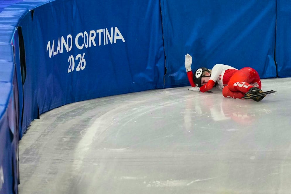 Hit by a blade: Polish skater taken off the ice bleeding - Gallery. Kamila Sellier lies on the ice after a serious fall.