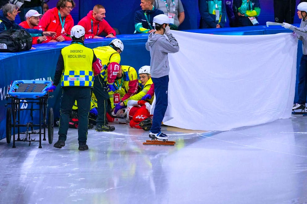 Hit by a blade: Polish skater taken off the ice bleeding - Gallery. A screen is set up after the accident.