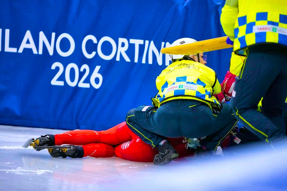 Hit by a blade: Polish skater taken off the ice bleeding - Gallery. Kamila Sellier from Poland is treated on the ice.