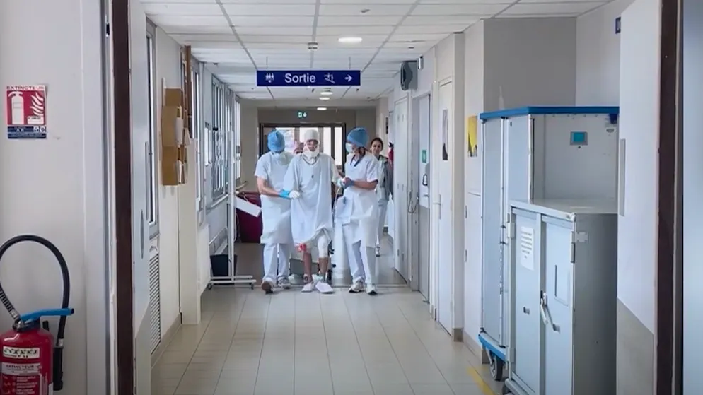 Der 16-jährige Valentin macht nach 23 Tagen Koma erste Schritte.