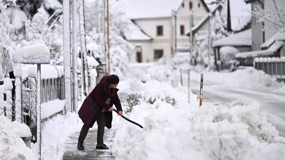 Da giovedì sera in Austria sono caduti fino a 40 cm di neve, causando anche disagi ai trasporti e interruzioni di corrente. Nella foto St. Pölten, nella Bassa Austria.