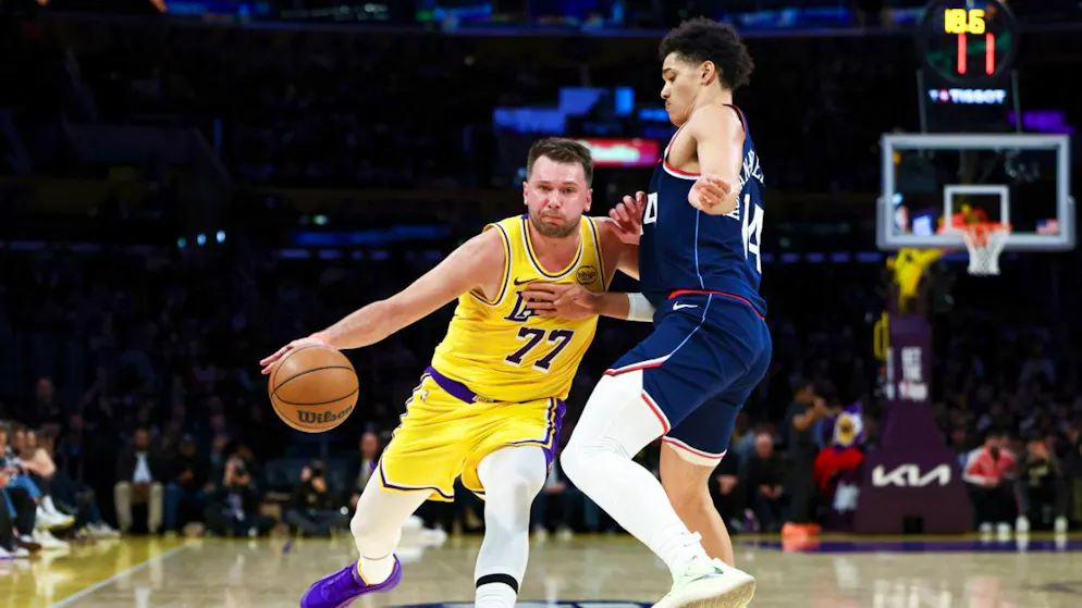 Luka Doncic (links) erzielte 38 Punkte für die Lakers - Yanic Konan Niederhäuser (rechts) verlor mit den Clippers schliesslich