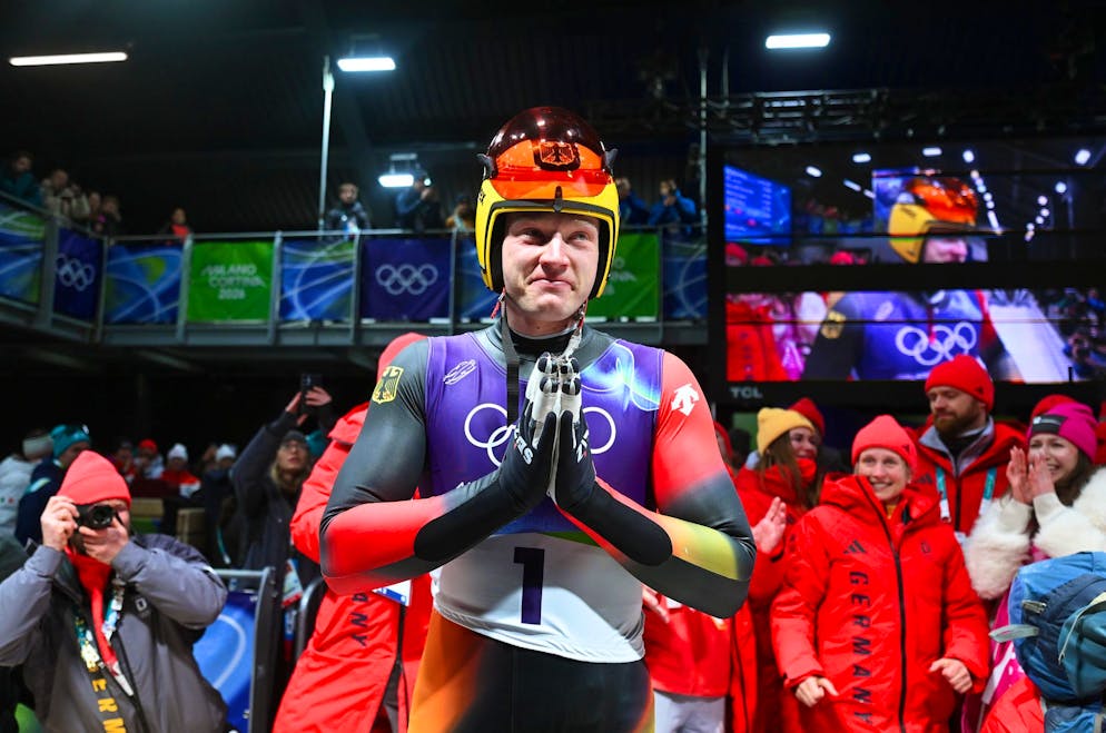 Hund im Ziel, Curling-Zoff, Sex-Alarm: So kurios war Olympia - Gallery. Nummer ist jetzt gespeichert, Ehrenwort: Rodel-Olympiasieger Max Langenhan drückte am Telefon aus Versehen Kanzler Friedrich Merz weg.