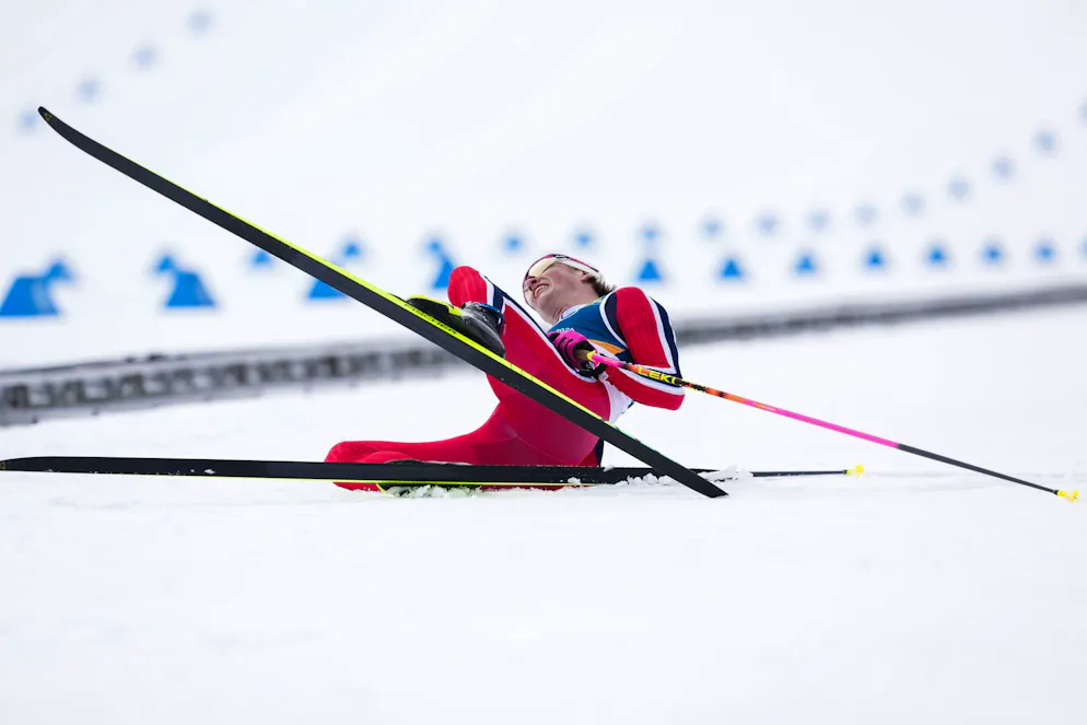 Seconda settimana delle Olimpiadi di Milano-Cortina. Klaebo taglia il traguardo sfinito ma soddisfatto.