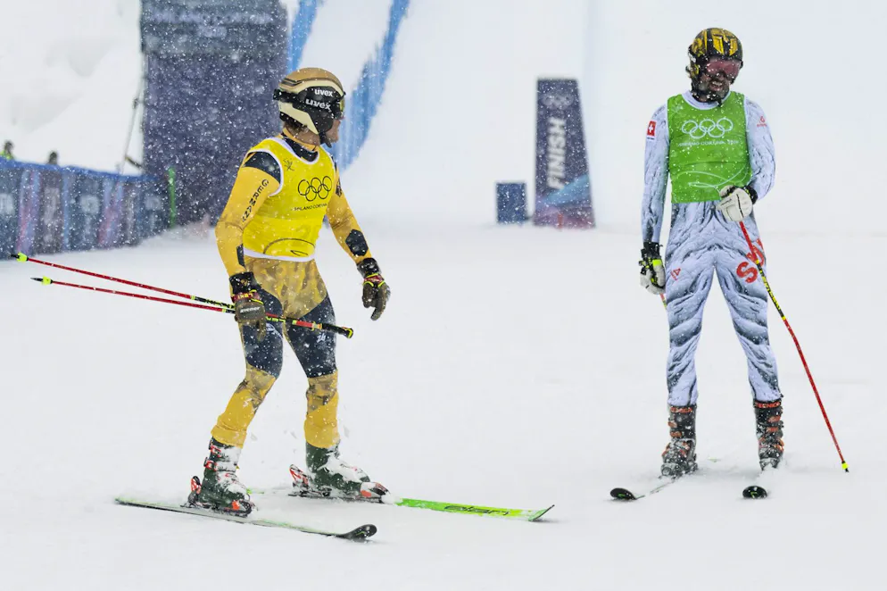 Tim Hronek (à gauche) est en colère contre Ryan Regez.