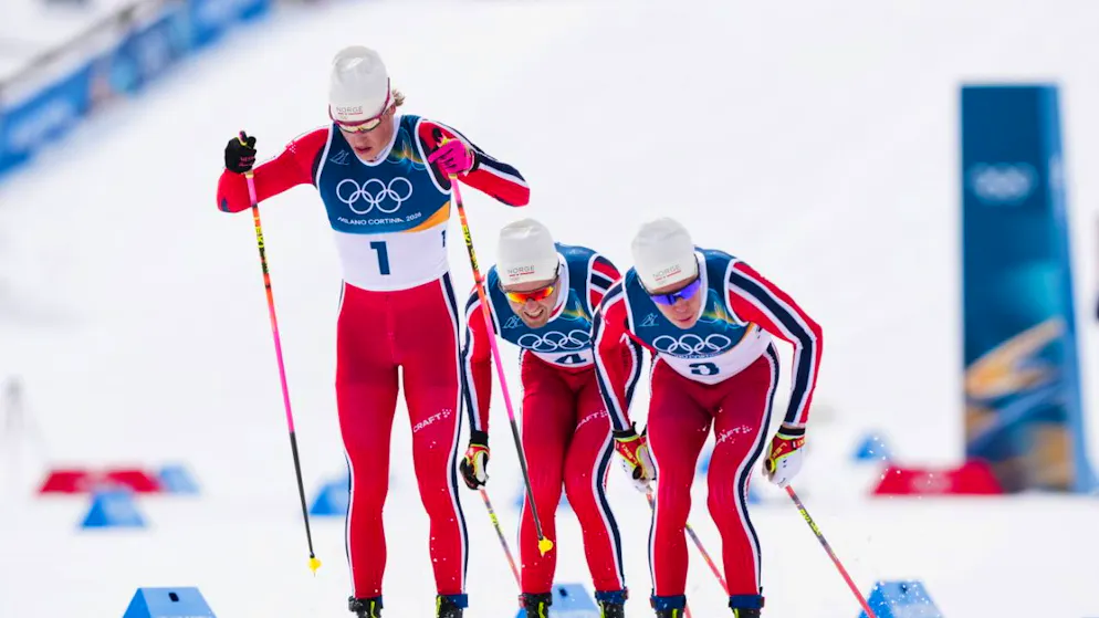 Johannes Hösflot Klaebo hat in der letzten Runde seine Kollegen Emil Iversen (Mitte) und Martin Nyenget (rechts) im Griff