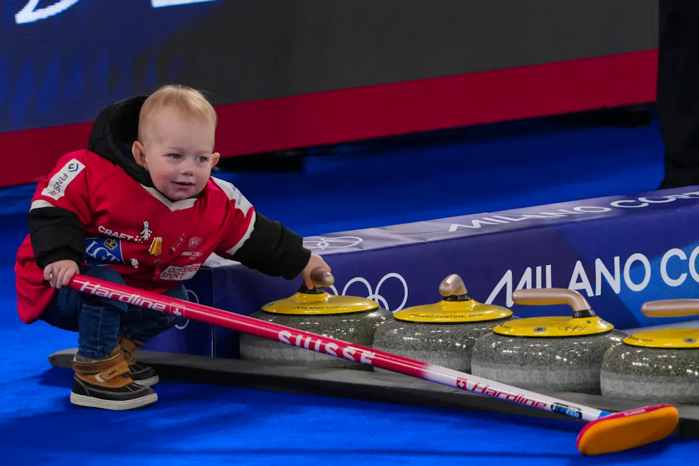 Die besten Bilder der Olympischen Spiele 2026 in Milano Cortina. Sein Papi gewinnt mit der Schweiz Bronze, das will Yannick Schwallers Sohn natürlich auch einmal schaffen.
