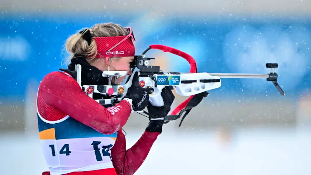 Amy Baserga nimmt im Schneefall die Scheiben ins Visier. Insgesamt kann sie in Antholz die Olympia-Erwartungen nicht erfüllen