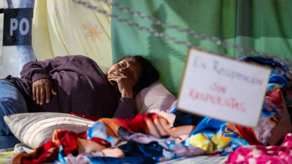 Parenti di prigionieri politici attendono fuori dalla carceri venezuelane la liberazione dei loro cari.