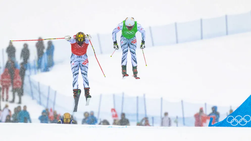 Ryan Regez (links) und Alex Fiva müssen bei schwierigen Bedingungen mit voller Kraft über die Schanzen springen
