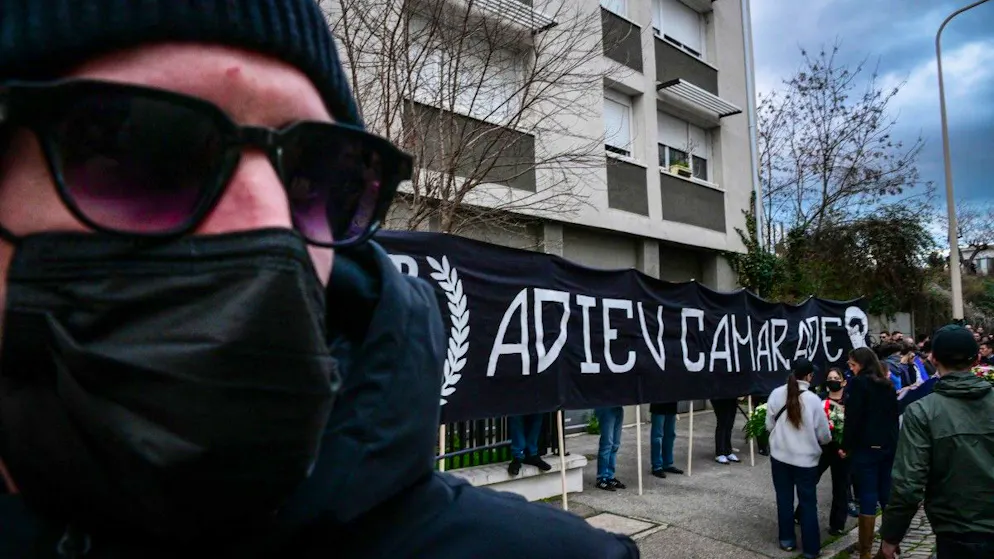 Plus de 3000 personnes. Hommage très politique au militant identitaire battu à mort à Lyon