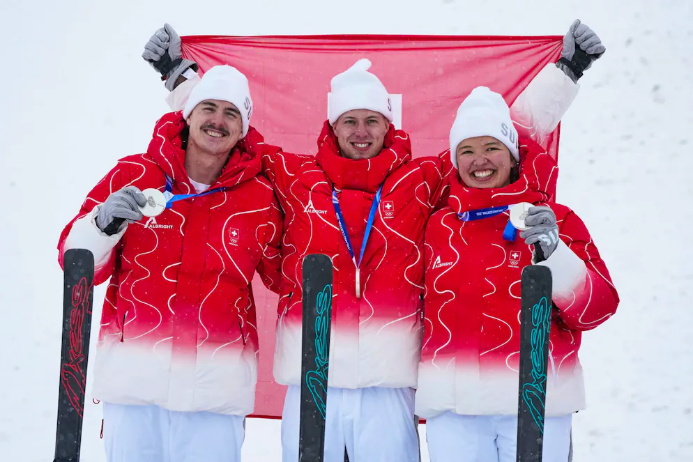 Alle Schweizer Olympia-Medaillen. Noé Roth, Pirmin Werner und Lina Kozomara holen Silber für die Schweiz im Aerials-Mixed-Wettbewerb.