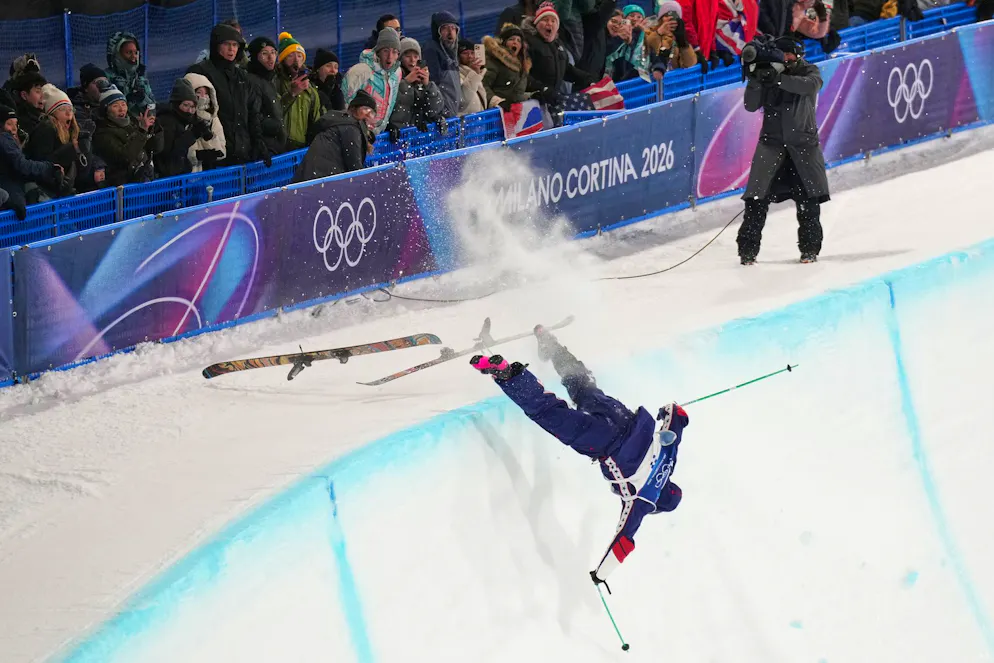 Die besten Bilder der Olympischen Spiele 2026 in Milano Cortina. Leider gibt es auf der Halfpipe auch viele Stürze. Hier erwischt es den US-Amerikaner Nick Goepper. 
