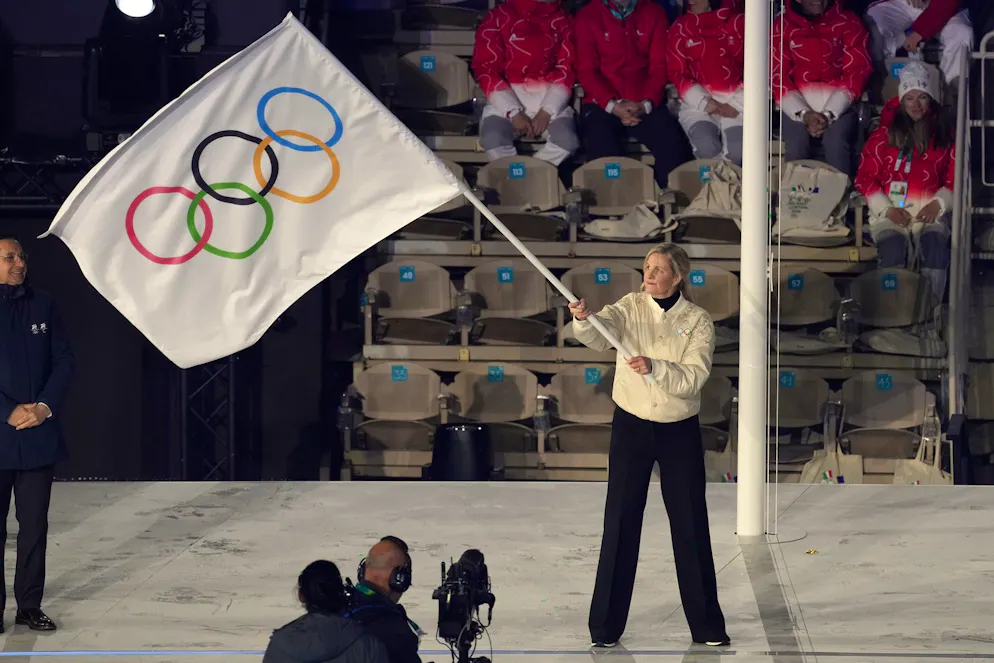 La presidente del CIO Kirsty Coventry con la bandiera olimpica.