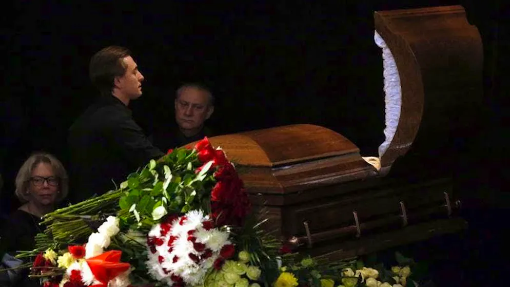 L'attore russo Sergei Bezrukov (secondo da sinistra) porge l'ultimo saluto al defunto regista Eldar Ryazanov durante una cerimonia di addio a Mosca.
